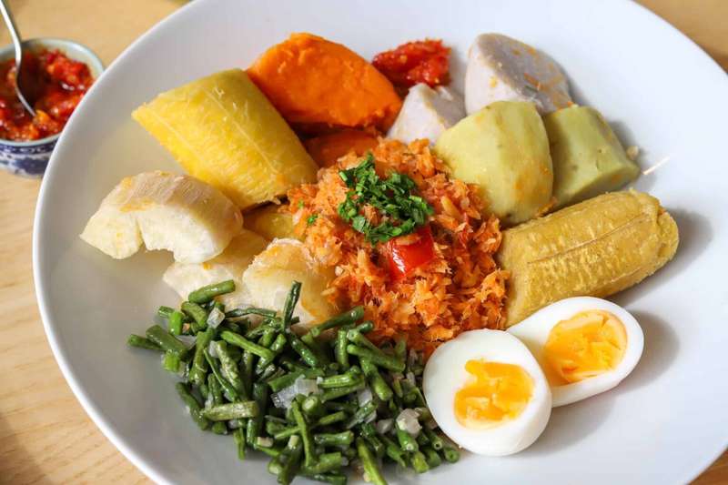 From Roti Rolls to Javaans Bakkeljauw: Surinamese Dishes in Amsterdam