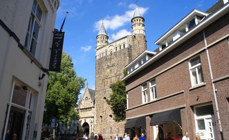 Late-Night Friteskraam Delights in Maastricht's Vrijthof Square