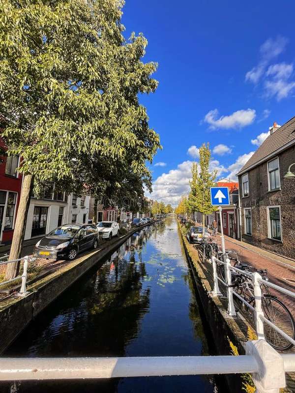 Exploring Delft's Canals: Bridges, Facades, and History