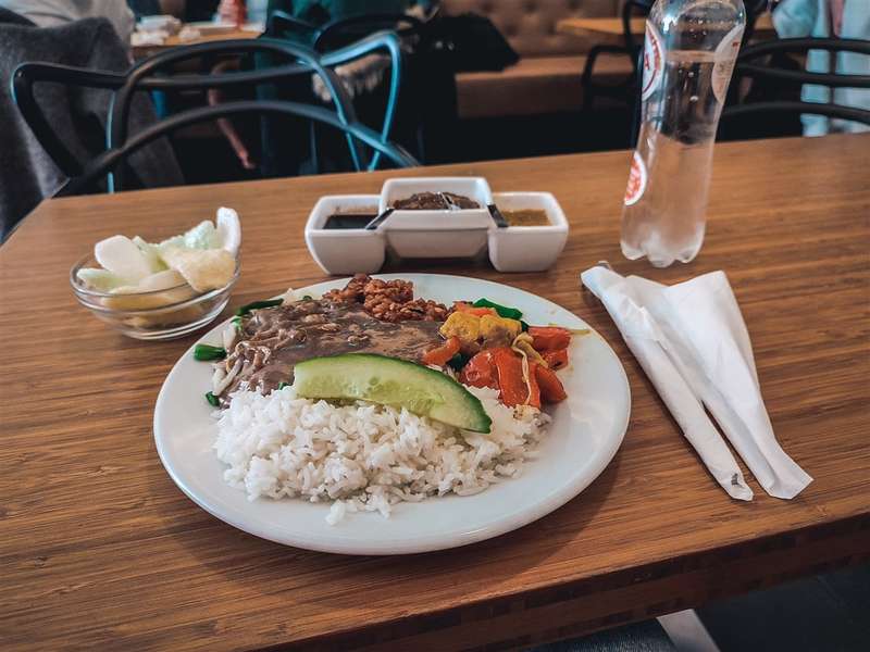 Rotterdam's Vegan Street Food Revolutionizes Dutch Snacks